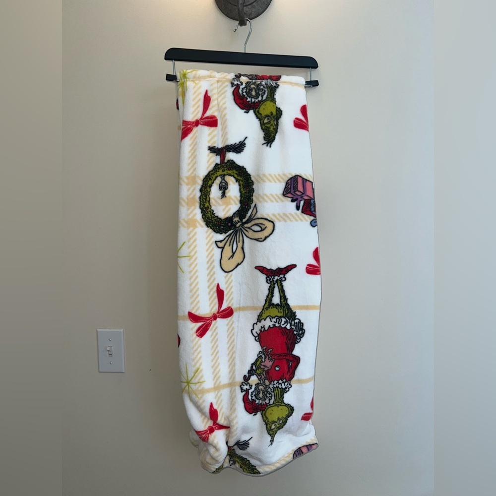 The Grinch Oversized Throw Blanket – 60” x 70” – Super Soft Fleece | NWT - Picture 6 of 8